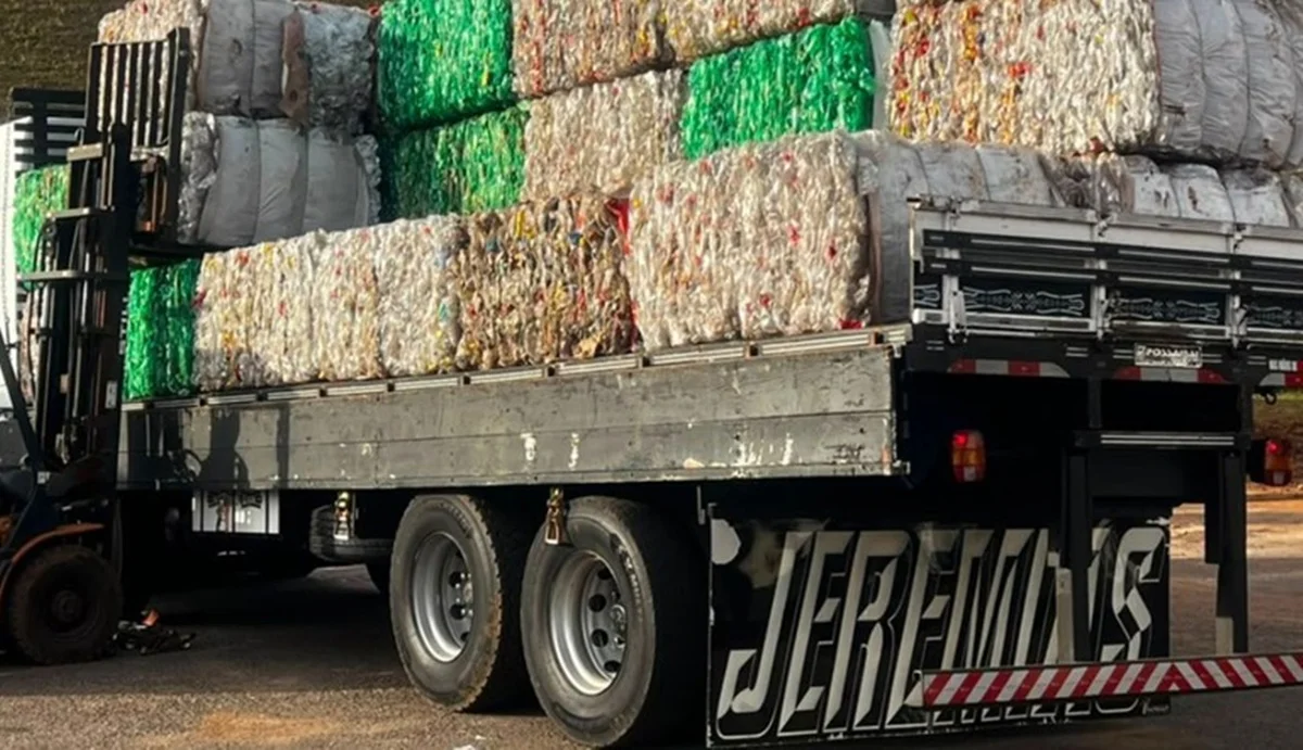 Droga estava em meio a carga contrabandeada de plástico Droga estava em meio a carga contrabandeada de plástico