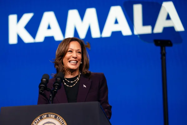 Imagem colorida de Kamala Harris - Metrópoles