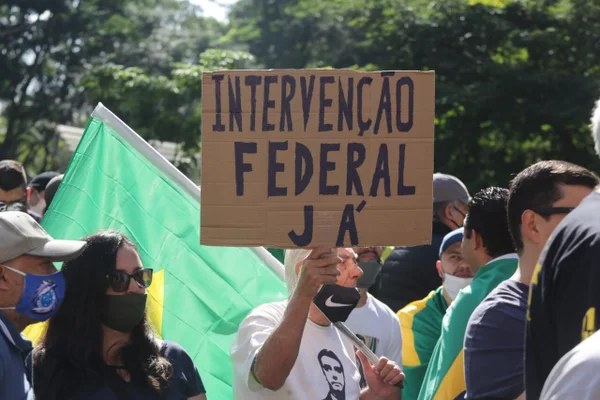 O Brasil de Bolsonaro já não é uma democracia (por Gustavo Krause)