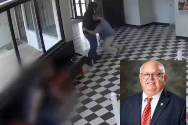 Imagem colorida mostra momento que diretor de escola imobiliza atirador - Metrópoles