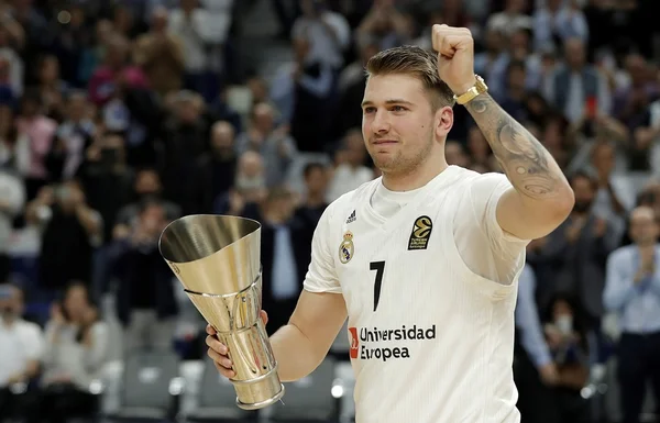 Real Madrid exalta Doncic e planeja “brigar com a NBA”