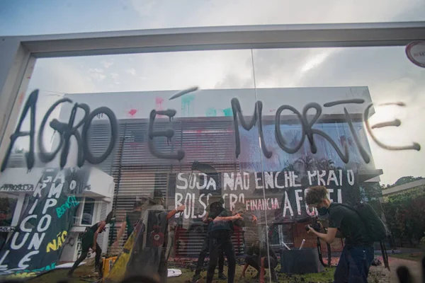 Prédio da Aprosoja em Brasília é alvo de ato contra Bolsonaro: "Agro é morte"