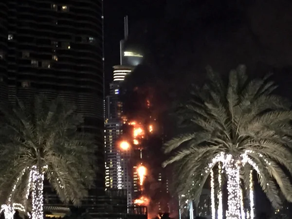 Incêndio atinge prédio próximo de local de show de fogos de ano novo em Dubai