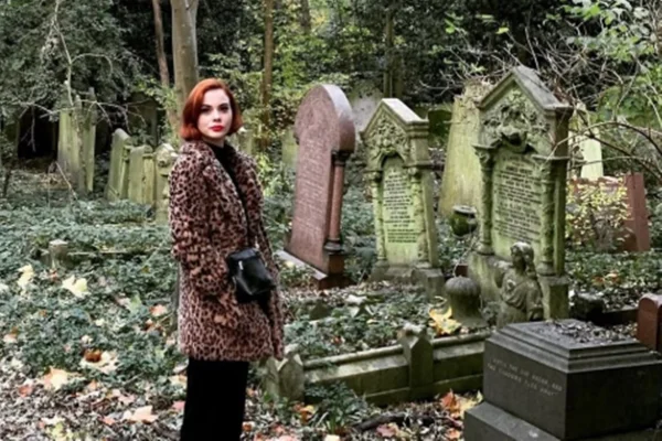 Mulher revela peculiaridades de trabalhar em um cemitério