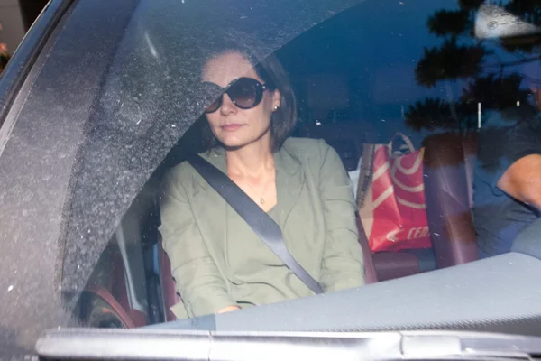 Foto colorida de Michelle Bolsonaro dentro de carro - Metrópoles