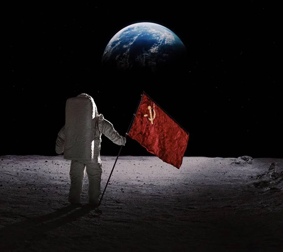 <strong>For All Mankind:</strong> cocriada por Ronald D. Moore, o drama de ficção científica For All Mankind não poderia ser mais americano. A essência da série é imaginar como seria o mundo se a corrida espacial nunca tivesse acabado, e a União Soviética houvesse conseguido chegar à Lua antes dos Estados Unidos. O elenco conta com Joel Kinnaman e Wrenn Schmidt <strong>For All Mankind:</strong> cocriada por Ronald D. Moore, o drama de ficção científica For All Mankind não poderia ser mais americano. A essência da série é imaginar como seria o mundo se a corrida espacial nunca tivesse acabado, e a União Soviética houvesse conseguido chegar à Lua antes dos Estados Unidos. O elenco conta com Joel Kinnaman e Wrenn Schmidt