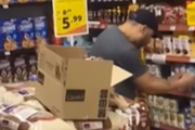 Alexandre Nardoni procura um produto na prateleira