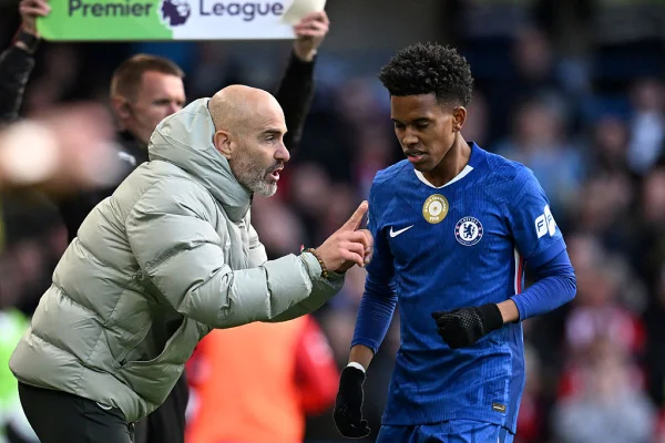 Treinador do Chelsea evita comparações entre Estêvão e Lamine Yamal