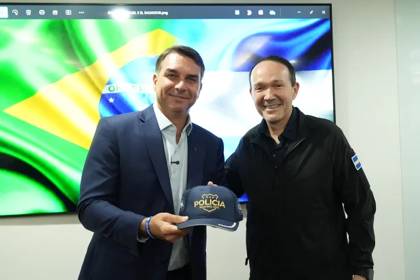 Flávio Bolsonaro e Gustavo Villatoro