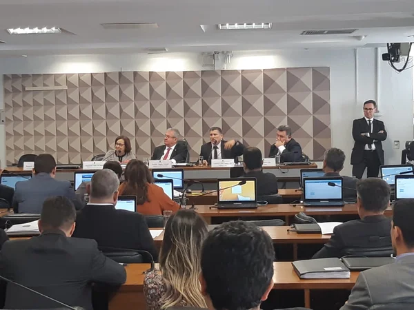 CPI: Santos Cruz chama Olavo de “vigarista profissional”. Assista