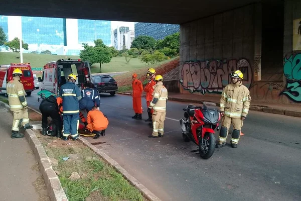Homem fica ferido em acidente de moto no acesso à L2 Sul