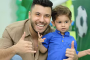 Murilo Huff posa com o filho, Leo