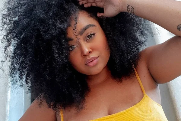Ex-BBB Rízia Cerqueira relembra relacionamento abusivo