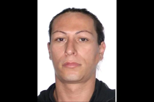 Imagem colorida mostra mulher trans vítima de policial civil