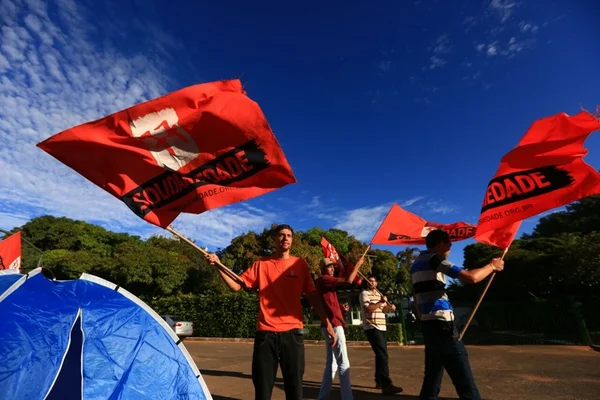 Por impeachment, grupo monta acampamento na porta da casa de Renan