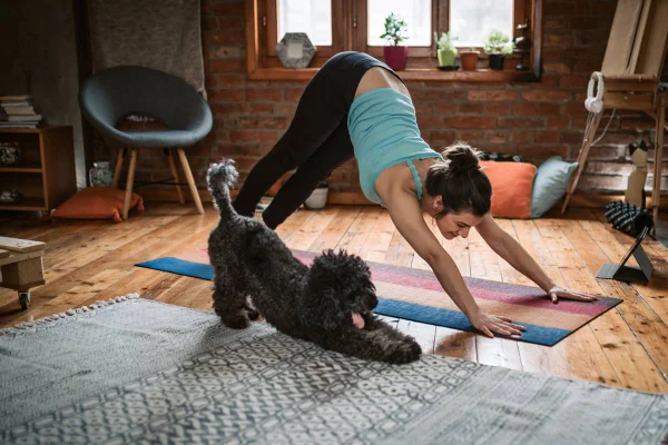 foto colorida de mulher com cachorro
