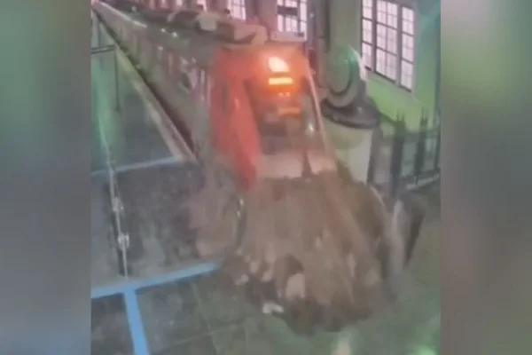 trem bate barreira de proteção sao paulo