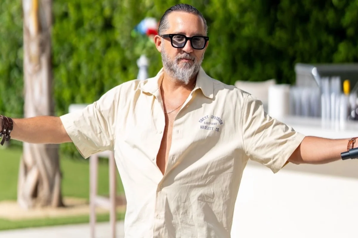 Yakir Levi posa de óculos escuros durante passeio Yakir Levi posa de óculos escuros durante passeio