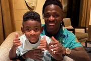 Bernardo, irmão caçula de Vini Jr., mantém uma presença mais discreta nas redes sociais, mas costuma aparecer em fotos e momentos de lazer compartilhados ao lado do craque da Seleção Brasileira.