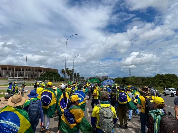 Vandalismo em nome da pátria (por Elisa Mattos)