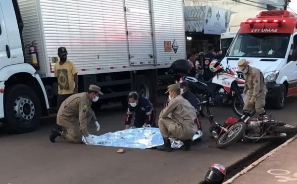 Ao cair de moto, criança morre atropelada por caminhão em Goiás