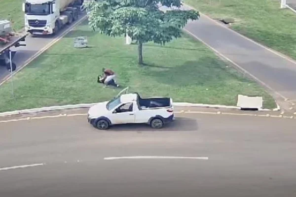 Imagem colorida. homem agredindo mulher e criança - Metrópoles