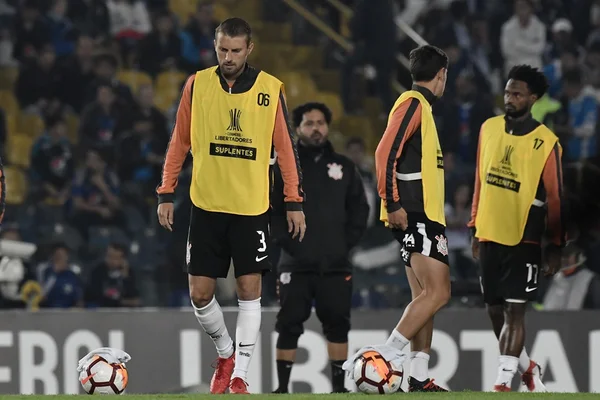 Corinthians libera Henrique para acertar com time dos Emirados Árabes