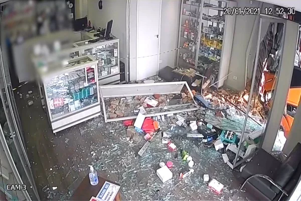 Câmera de segurança flagra momento em que ônibus invade loja em Curitiba