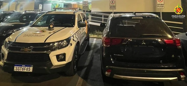 Dois carros parados - Metrópoles