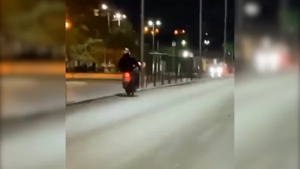Vídeo: motociclista bate em grade de proteção e fica gravemente ferido