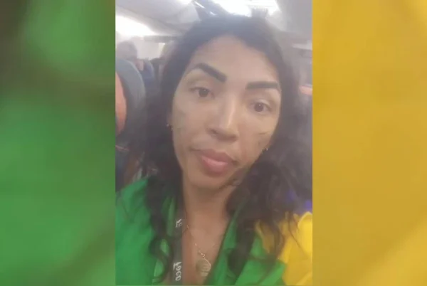 mulher enrolada em bandeira do Brasil