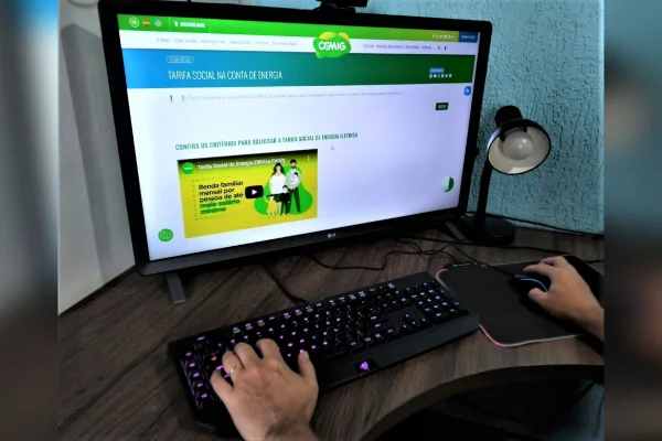 Computador com dados da Cemig na tela