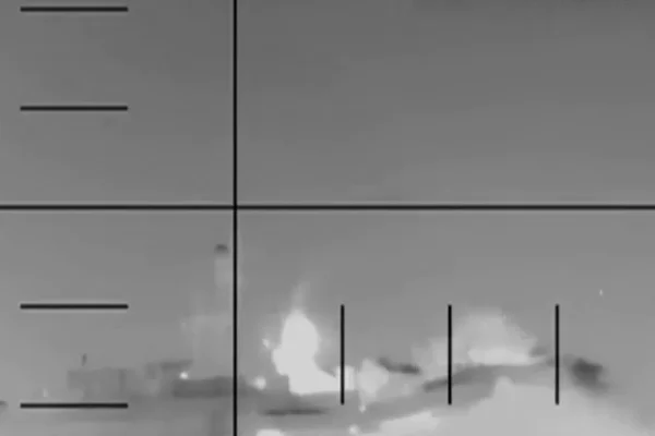 Imagens mostram disparo de submarino dos EUA que afundou navio do Irã - Metrópoles