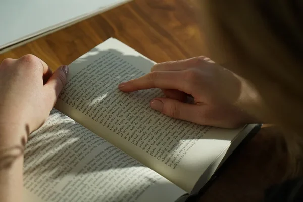Pessoa lendo