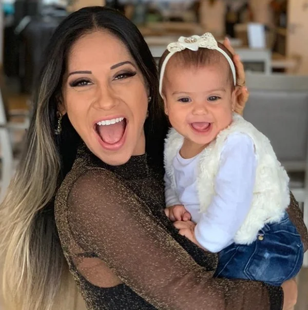 Oi? Mayra Cardi serve brigadeiro de batata-doce na festa da filha