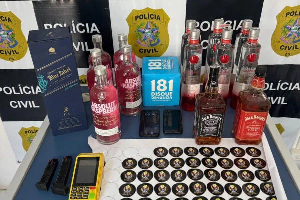 Foto colorida de bebidas adulteradas apreendidas no ES - Metrópoles