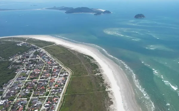 Como é a praia do Paraná eleita entre as melhores do mundo em ranking
