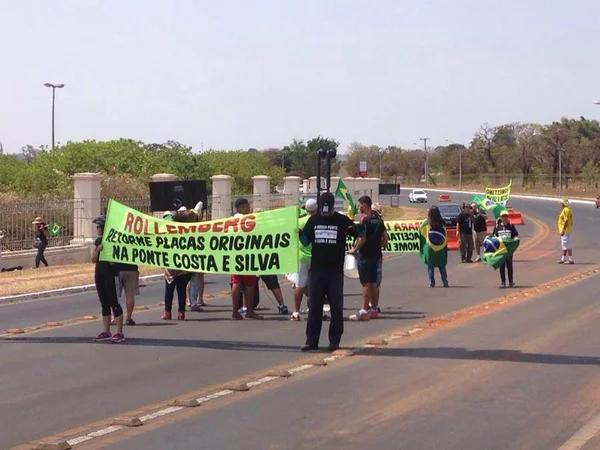 Em protesto, grupo pede que ponte seja rebatizada de Costa e Silva