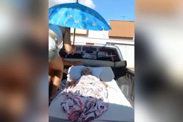 idosa carregada carroceria falta ambulancia goianira goias (2)