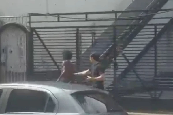 Foto colorida de aluno de direito agredindo homem em situação de rua com arma de choque em Belém - Metrópoles