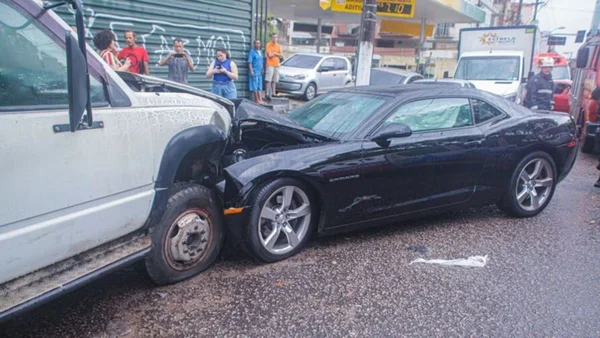 carro do modelo Camaro bate de frente com um caminhão
