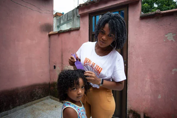 Lorena Fialho, de apenas 5 anos, do Rio de Janeiro, teve problema nos olhos após contato com pomada modeladora para cabelo