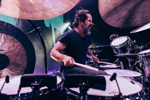 Baterista do The Killers sobre novo disco: “Intimista e emocionante”
