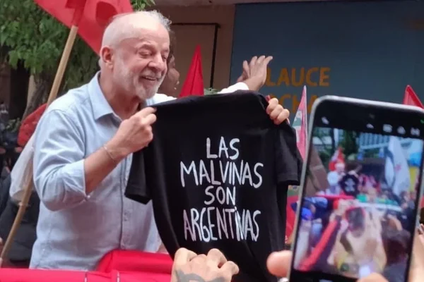 Imagem colorida, Lula exibe camisa “As Malvinas são argentinas” e repercute no país vizinho - Metrópoles