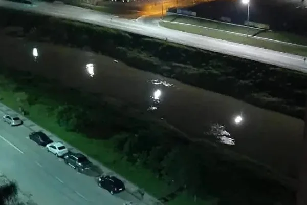 Carro cai dentro de rio durante a madrugada e motorista desaparece