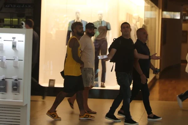 Fotógrafo é xingado por amigos de Gabigol em shopping no Rio. Entenda!