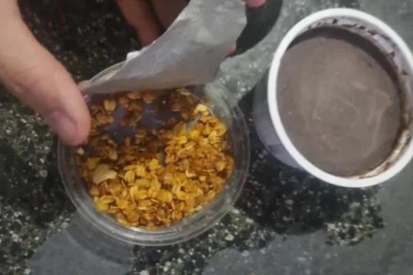 Foto colorida de suposto açaí envenenado - Metrópoles