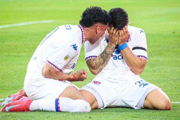 Imagem colorida de Ignacio Russo após gol - Metrópoles