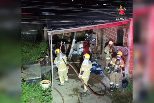 Homem incendeia casa da mãe após manter namorada em cárcere no local