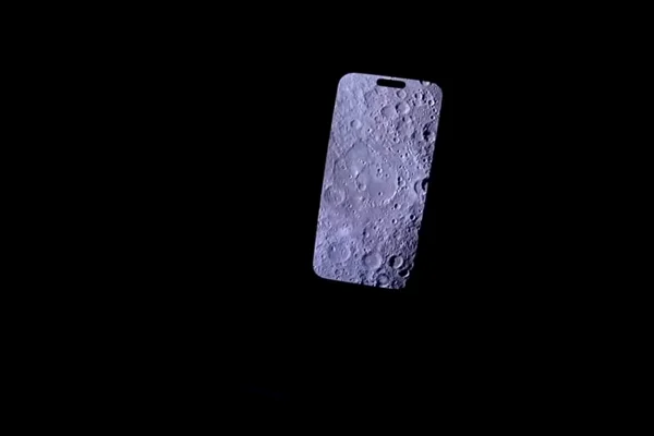 Imagem mostra um celular mostrando a primeira foto da Lua feita pela missão Artemis II - Metrópoles